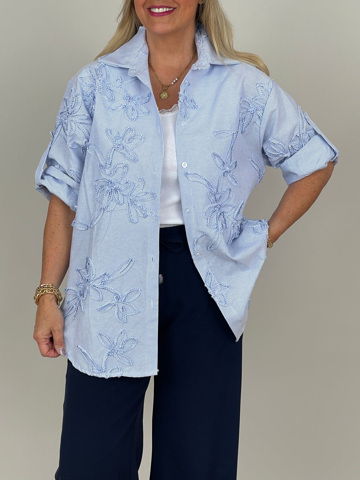 Bluse mit 3D-Blütenstickerei in Blau