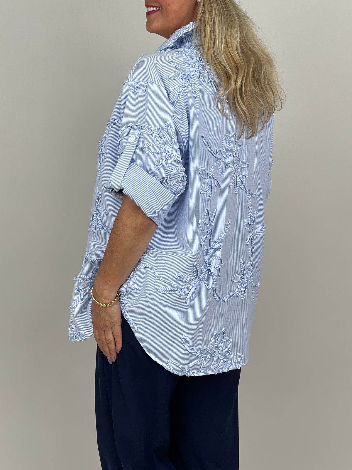 Bluse mit 3D-Blütenstickerei in Blau