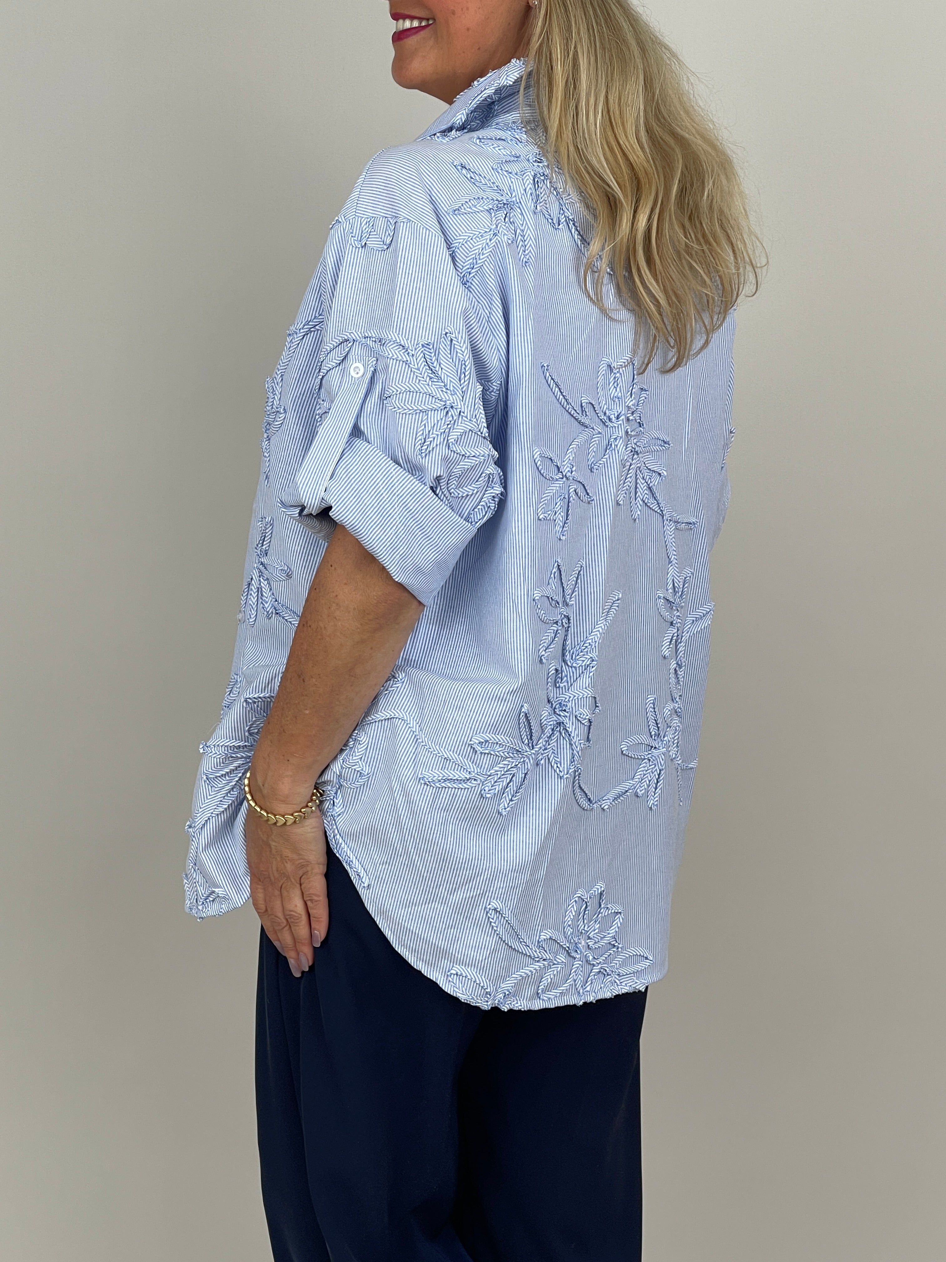 Bluse mit 3D-Blütenstickerei in Blau