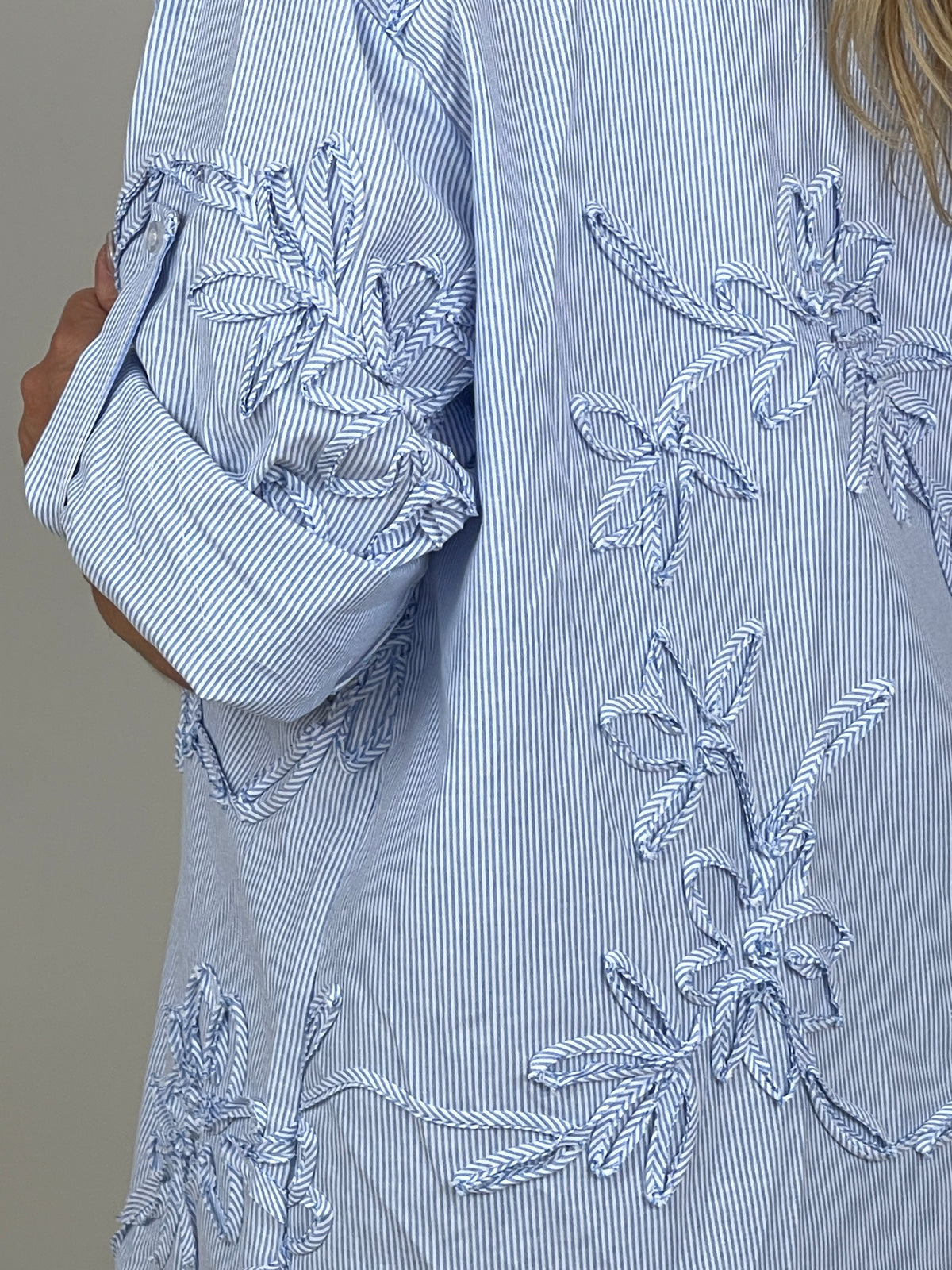 Bluse mit 3D-Blütenstickerei in Blau