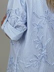 Bluse mit 3D-Blütenstickerei in Blau