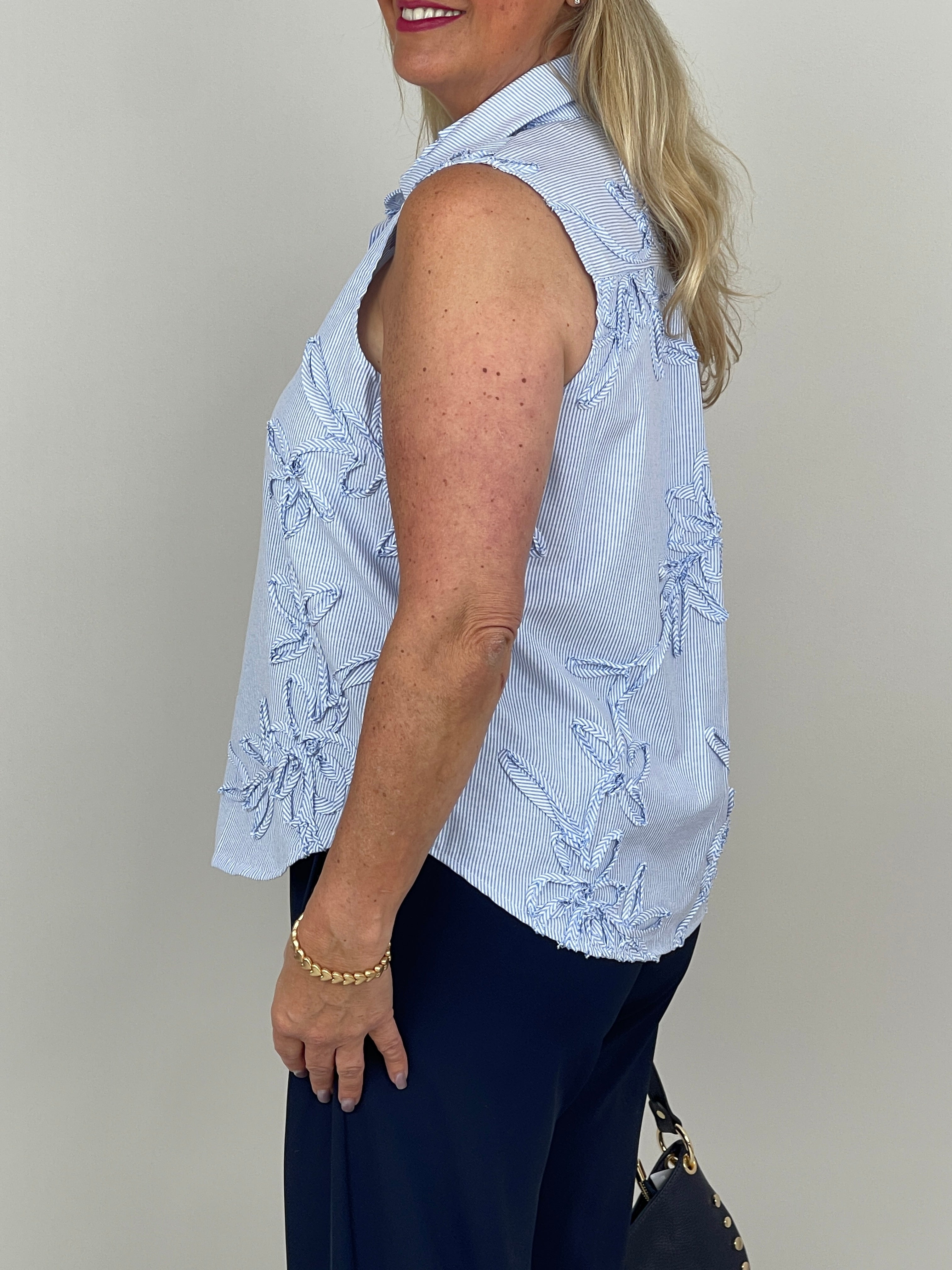 Bluse ohne Arm mit 3D-Blütenstickerei in Blau