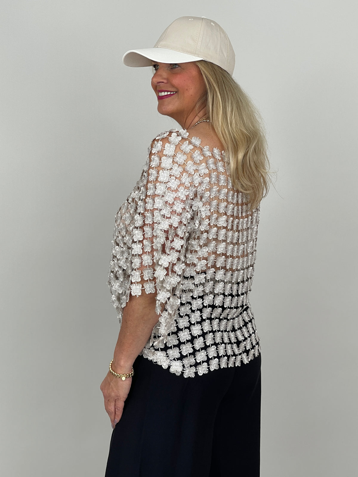 Netz-Pullover mit 3D-Blüten in Beige