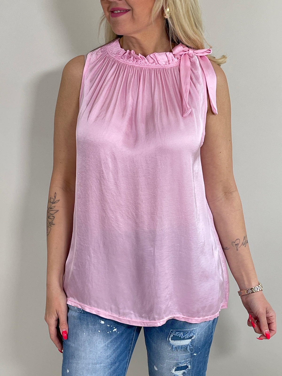 Top Satin-Optik mit Schleife in versch. Farben
