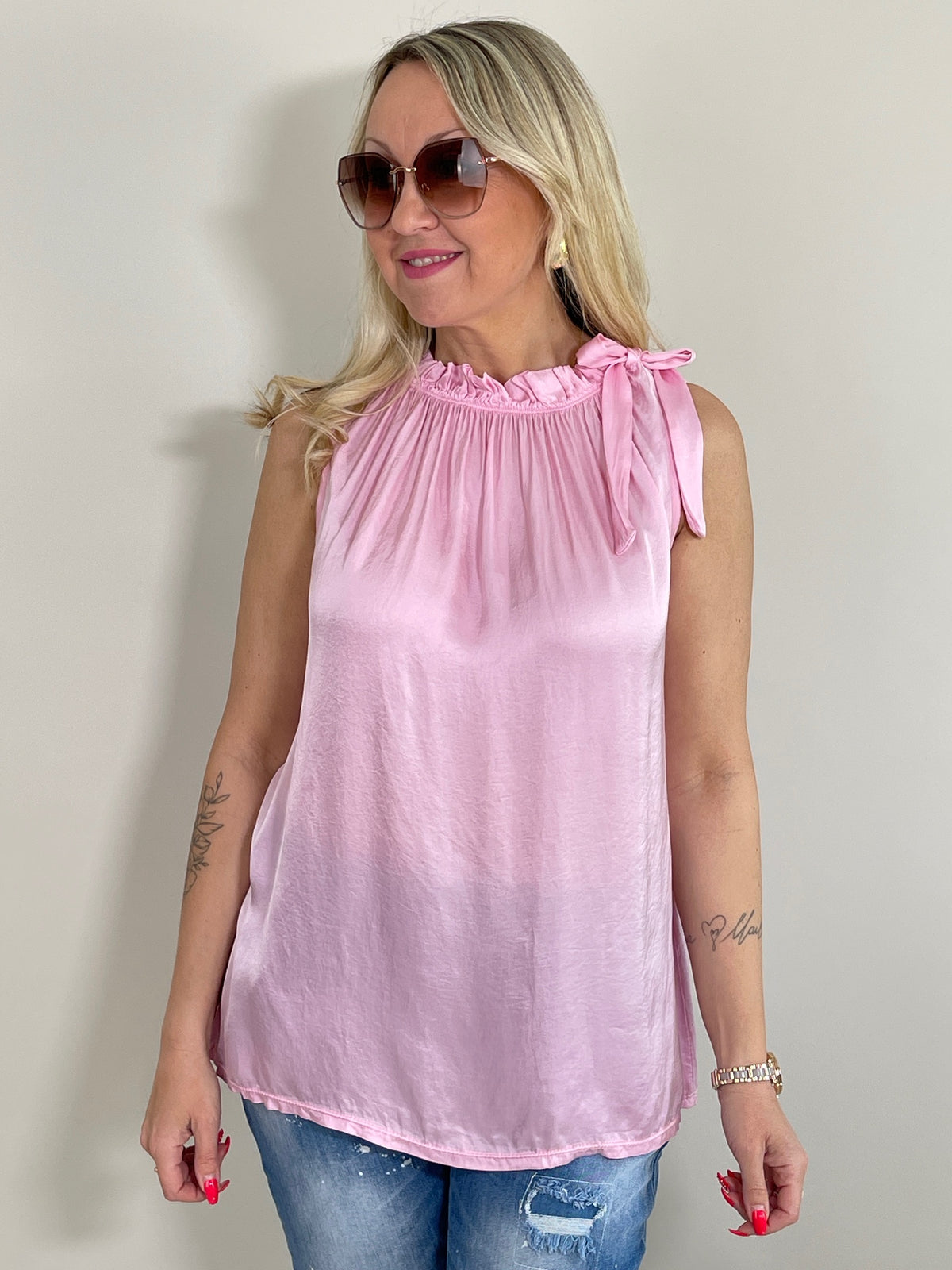 Top Satin-Optik mit Schleife in versch. Farben