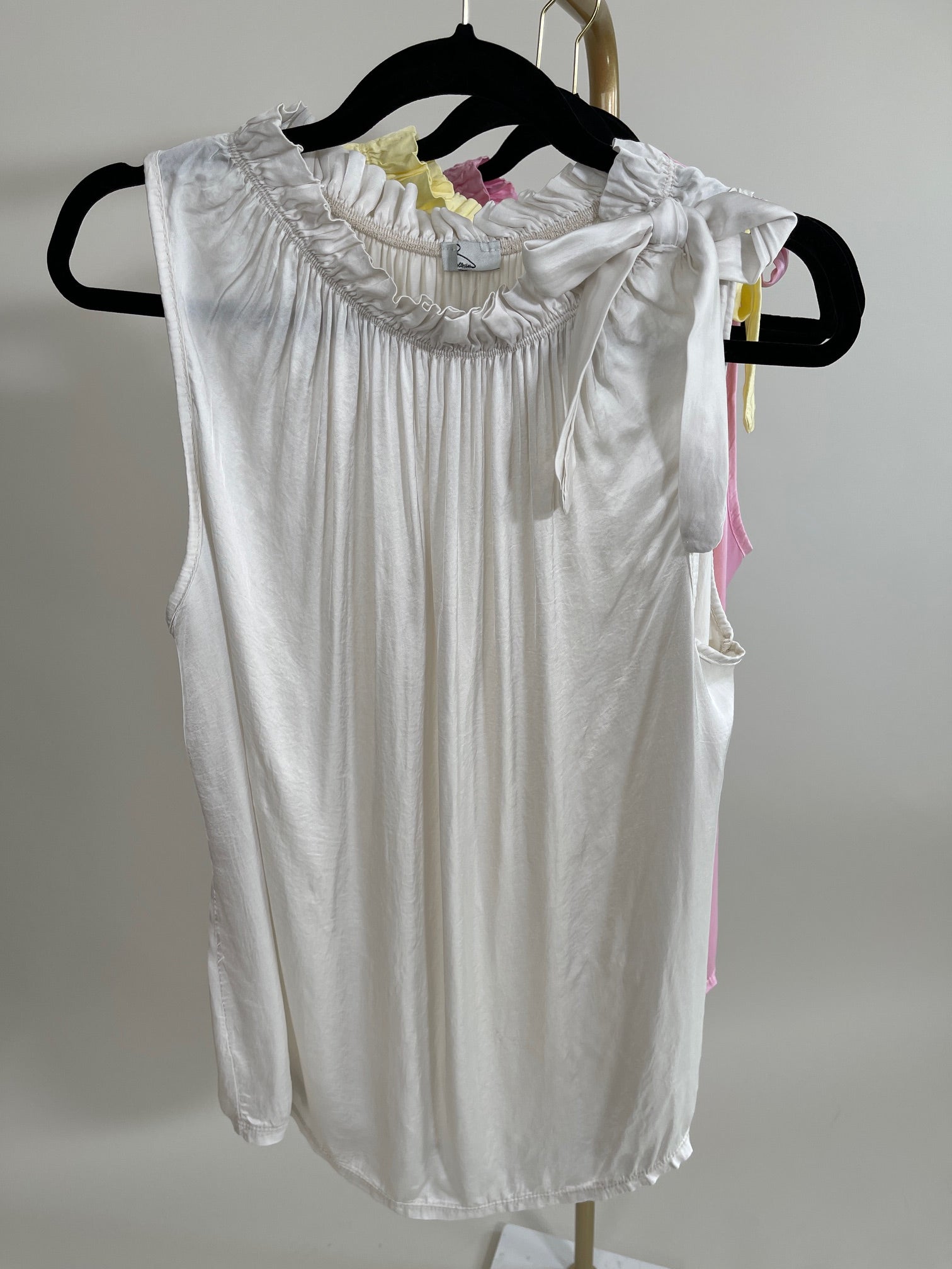 Top Satin-Optik mit Schleife in versch. Farben