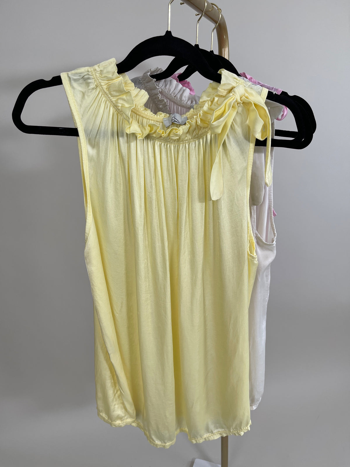 Top Satin-Optik mit Schleife in versch. Farben