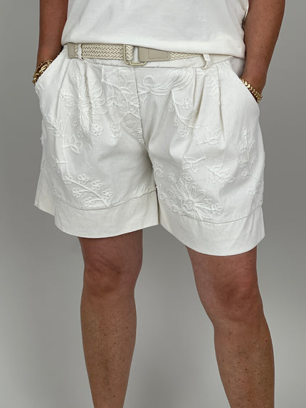 Bestickte Shorts mit Flechtgürtel in Creme