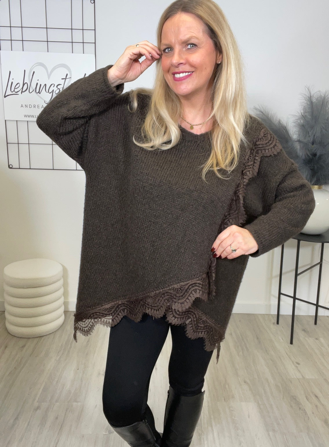 Strickpullover mit Details aus Spitze in Mokka