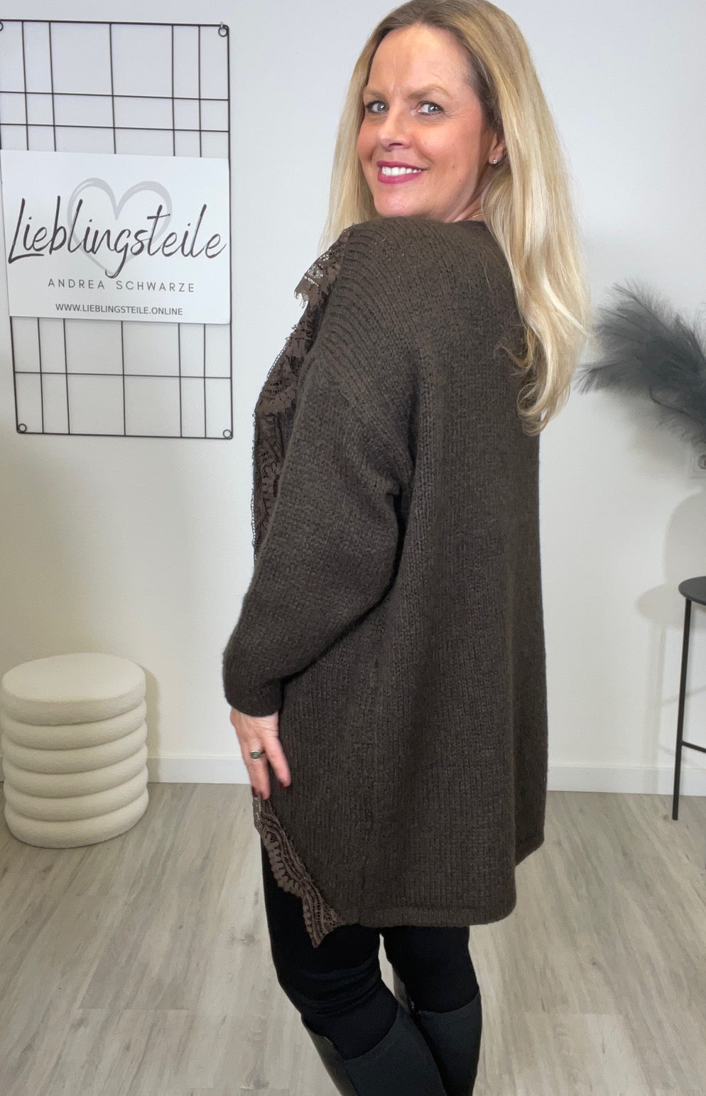 Strickpullover mit Details aus Spitze in Mokka