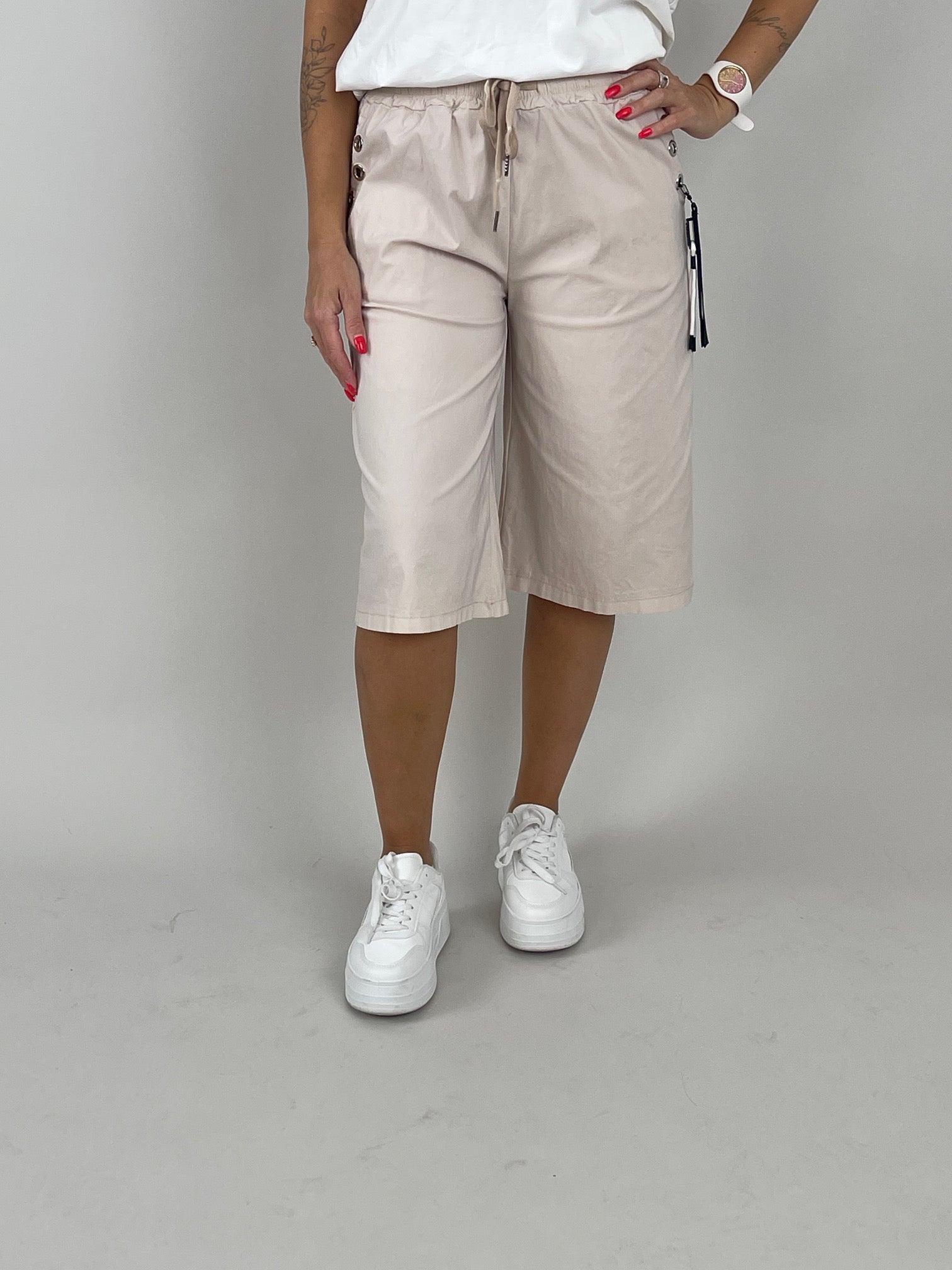 Bermuda mit Details in Beige