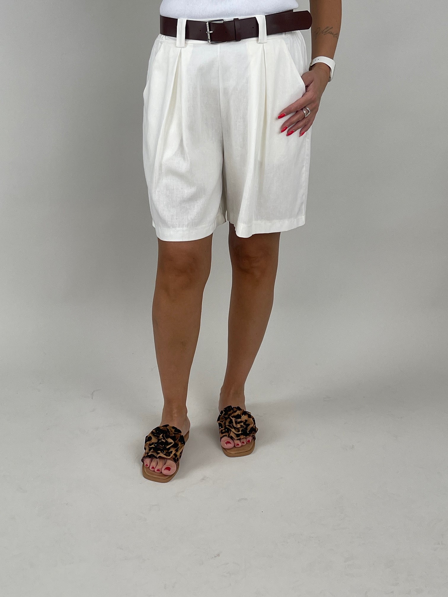Shorts mit Gürtel Leinen in Offwhite