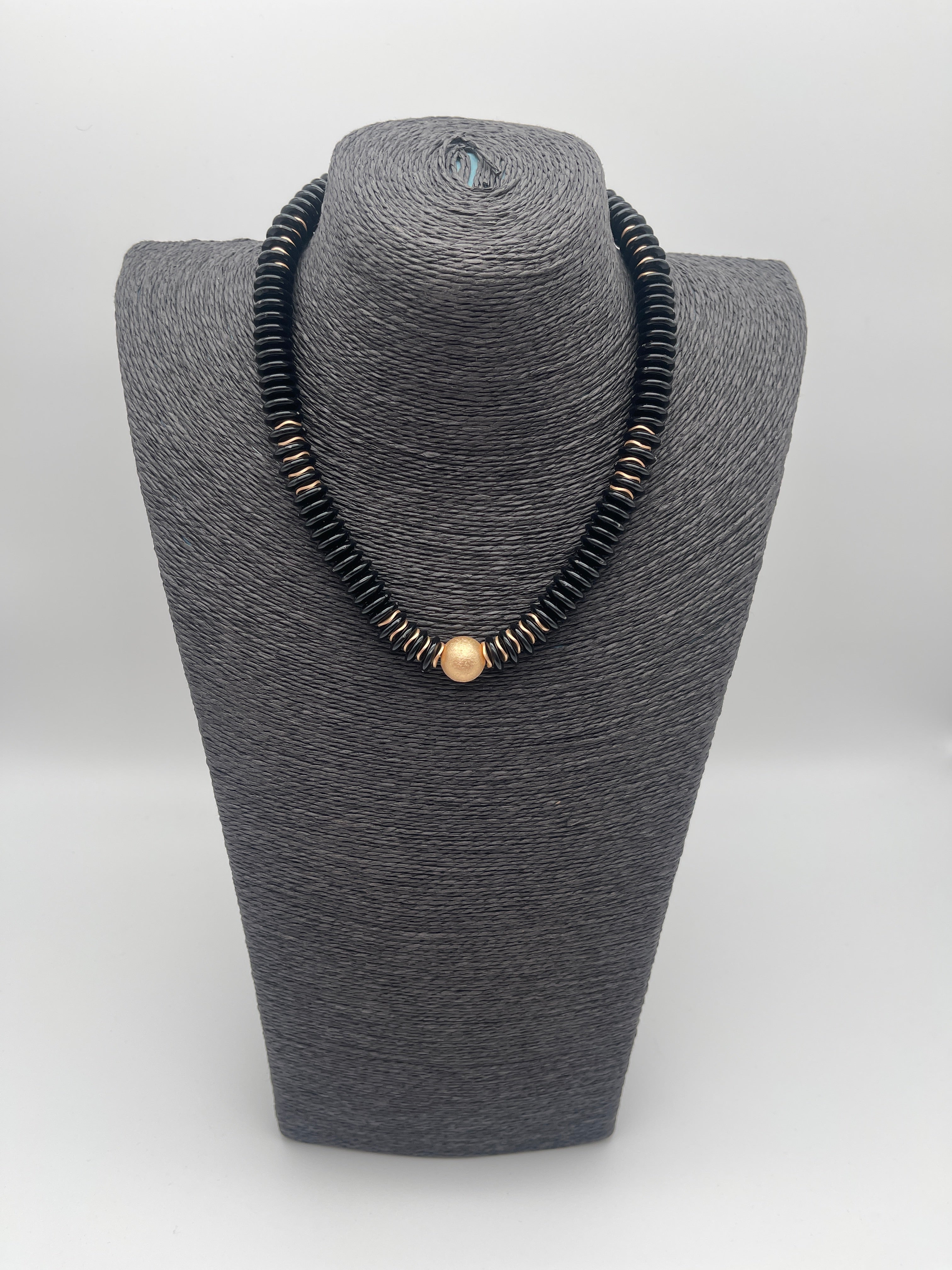 Kette Schwarz mit goldenen Details