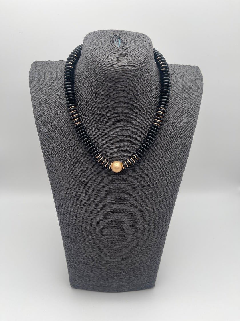 Kette Schwarz mit goldenen Details