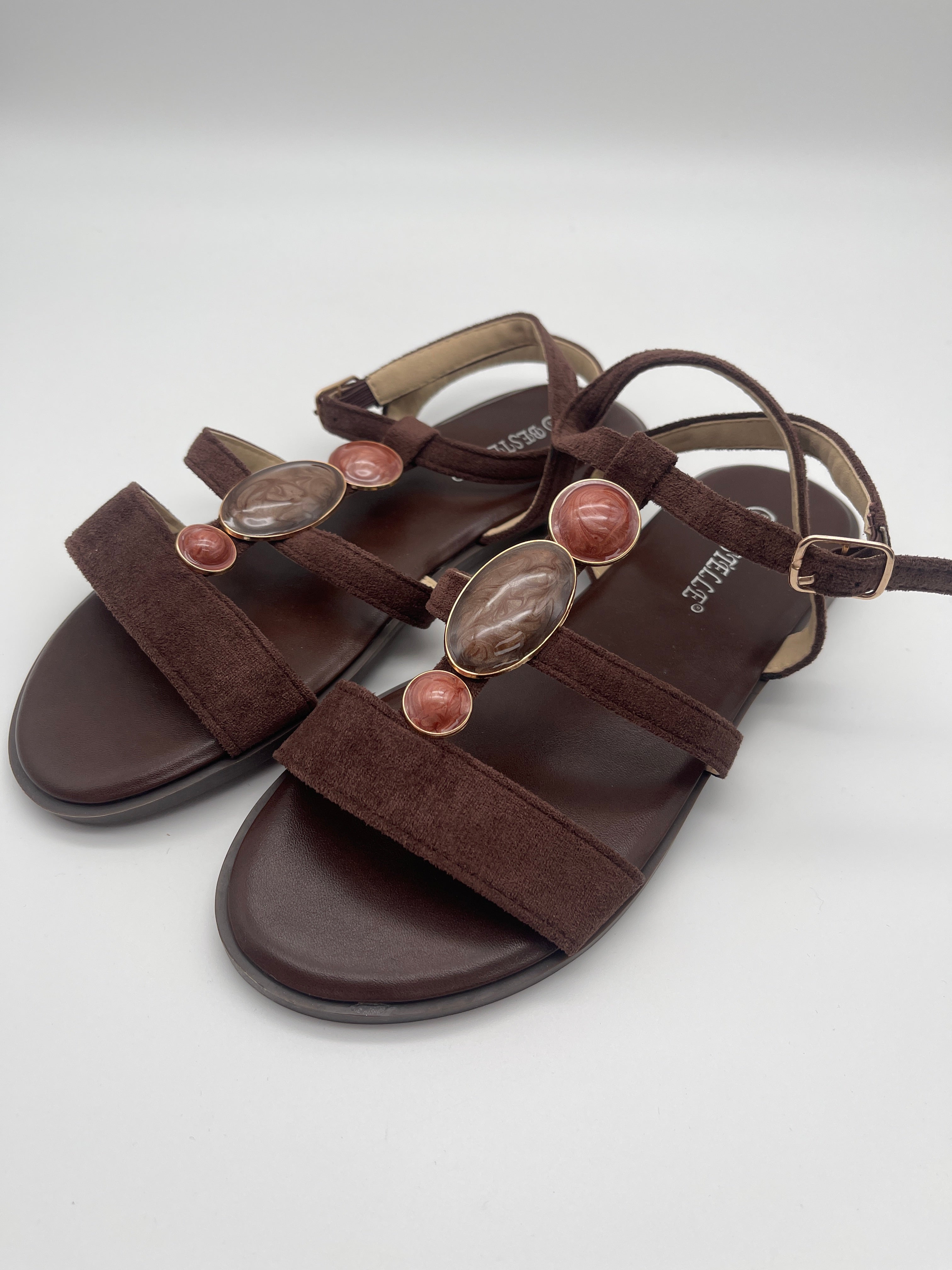 Sandalen mit Steinen in Mokka