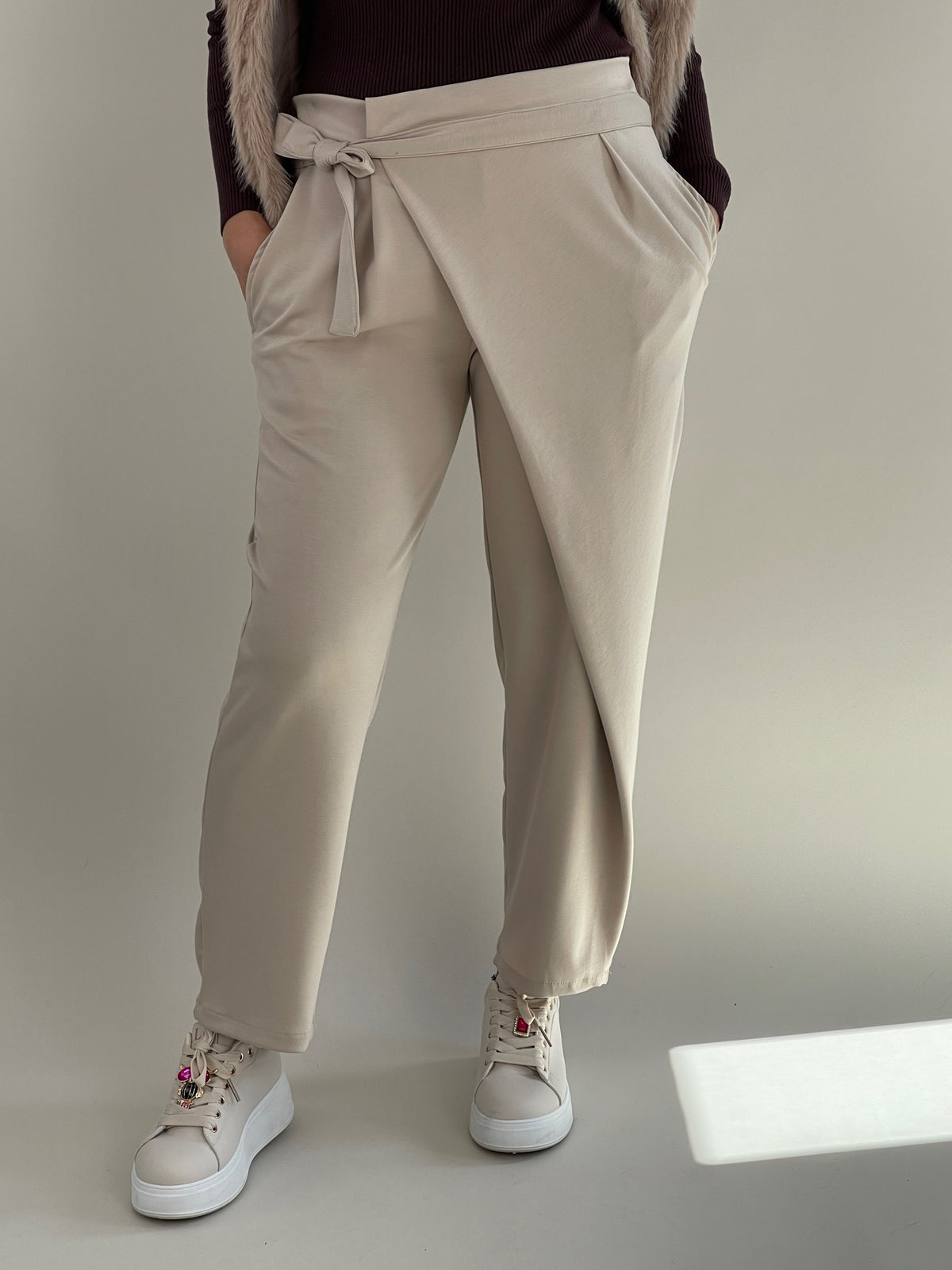 Hose mit Bindedetail in Beige