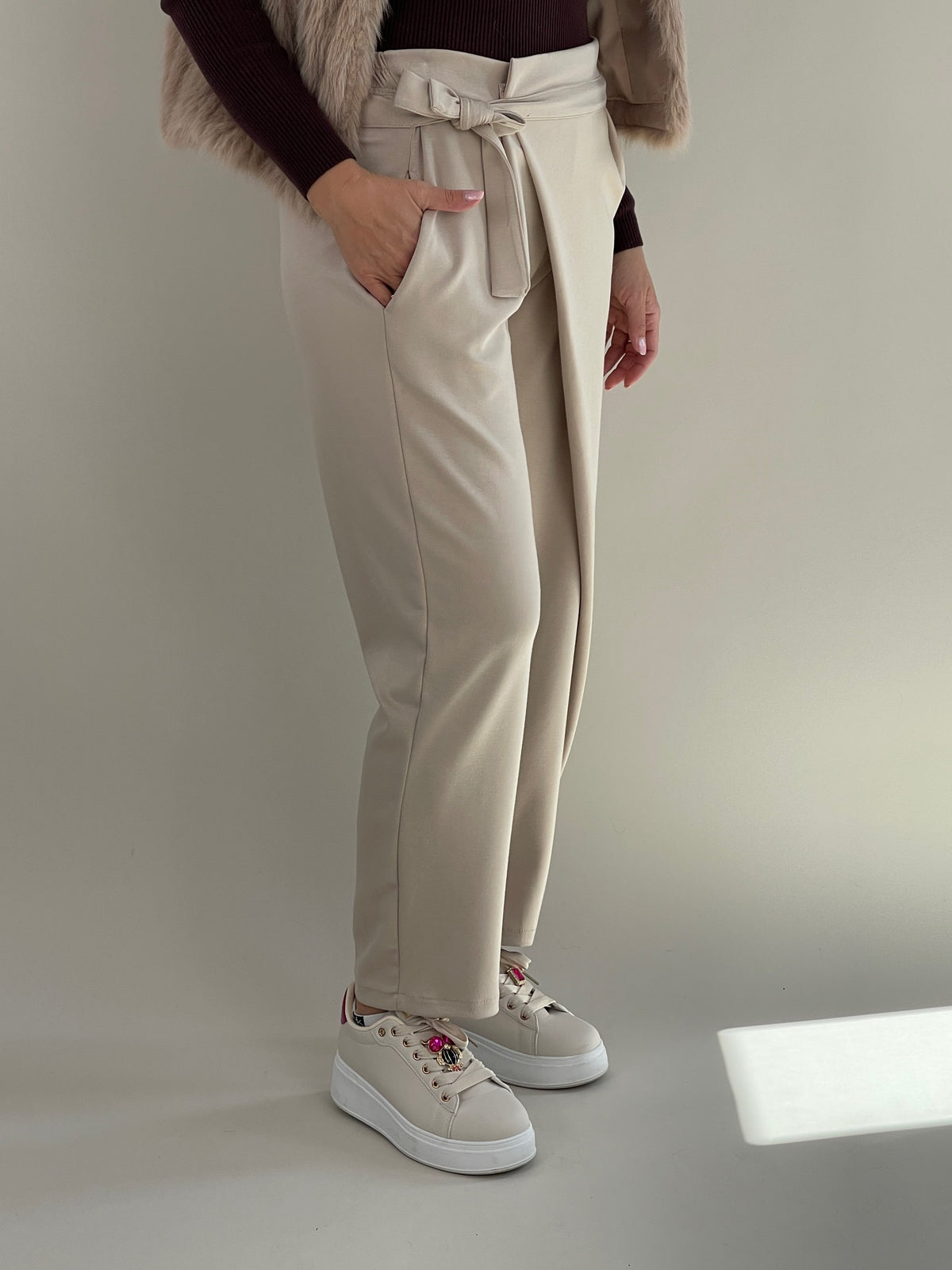 Hose mit Bindedetail in Beige