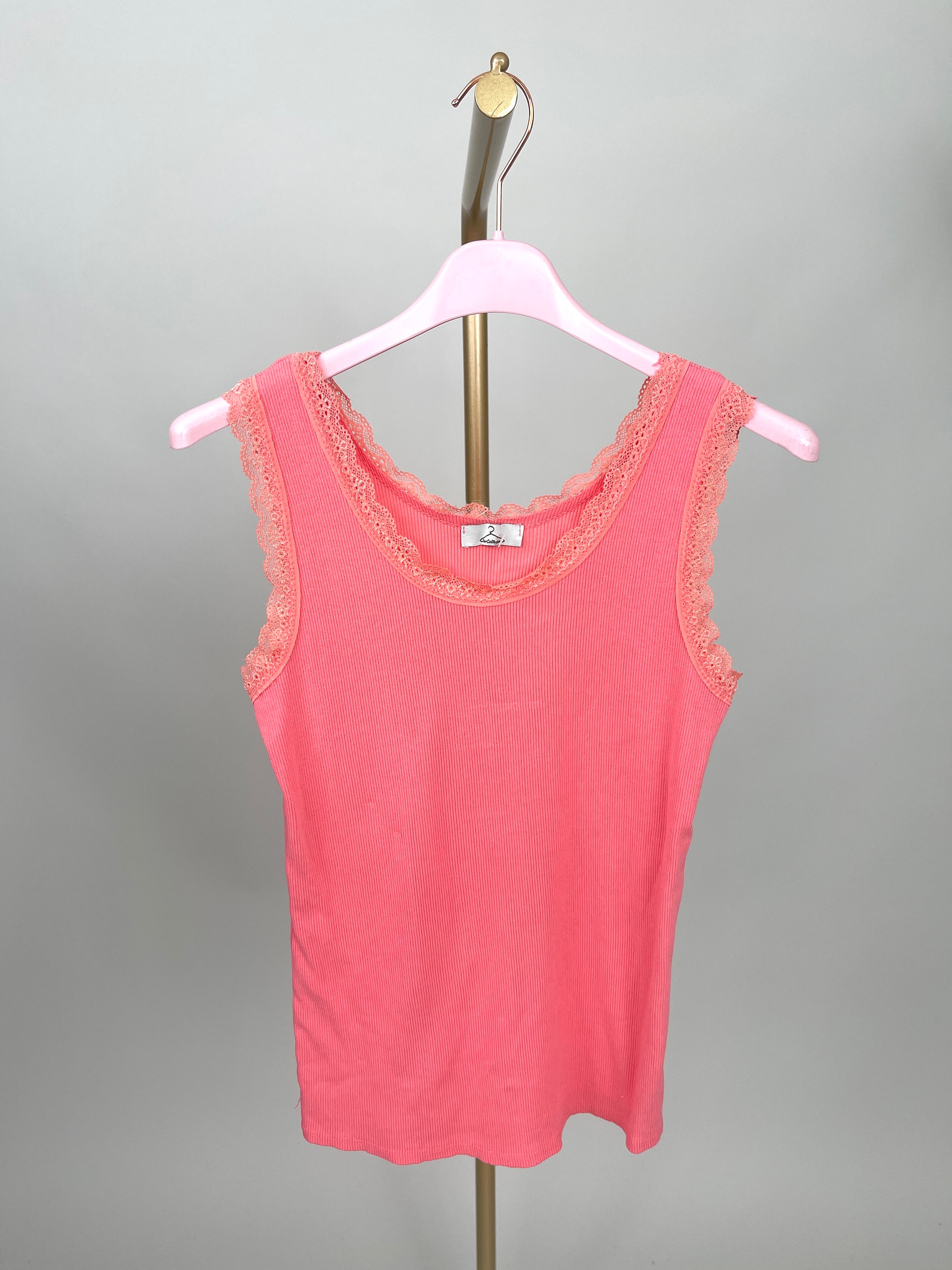 Top mit Spitze in versch. Farben