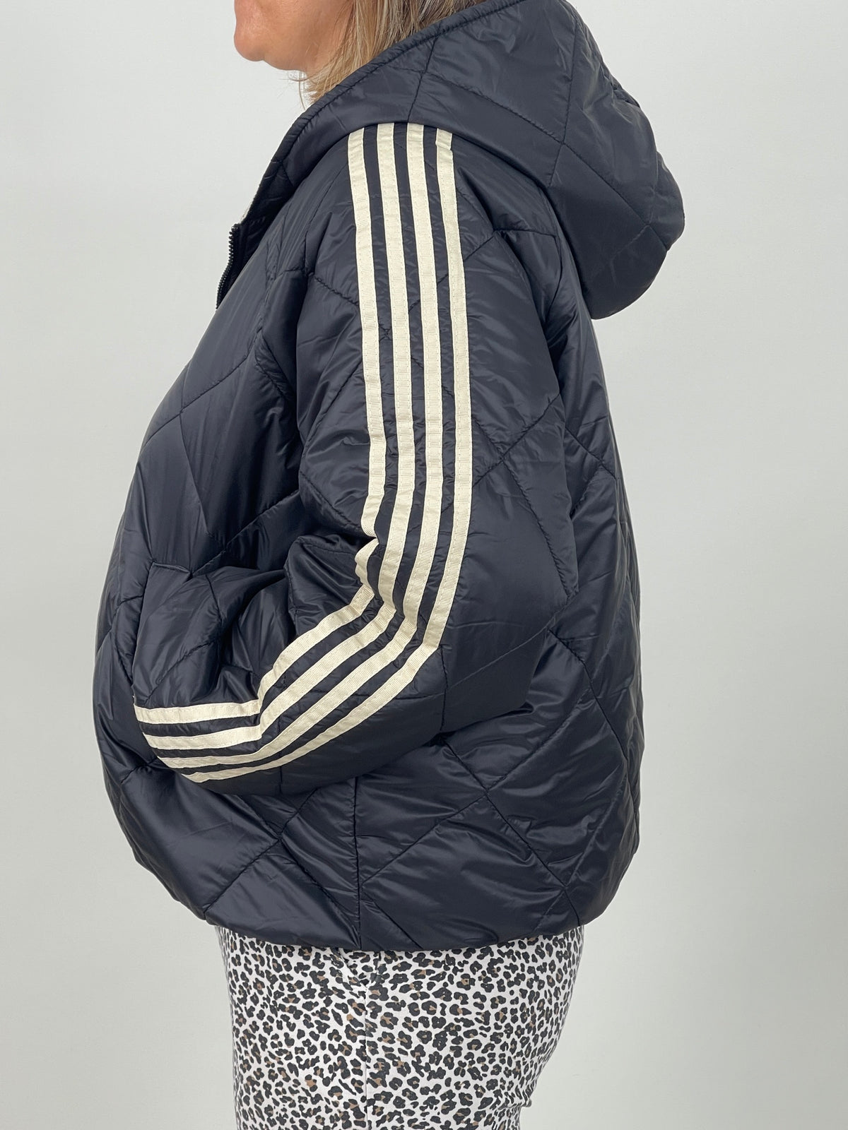Steppjacke mit Streifen in Schwarz