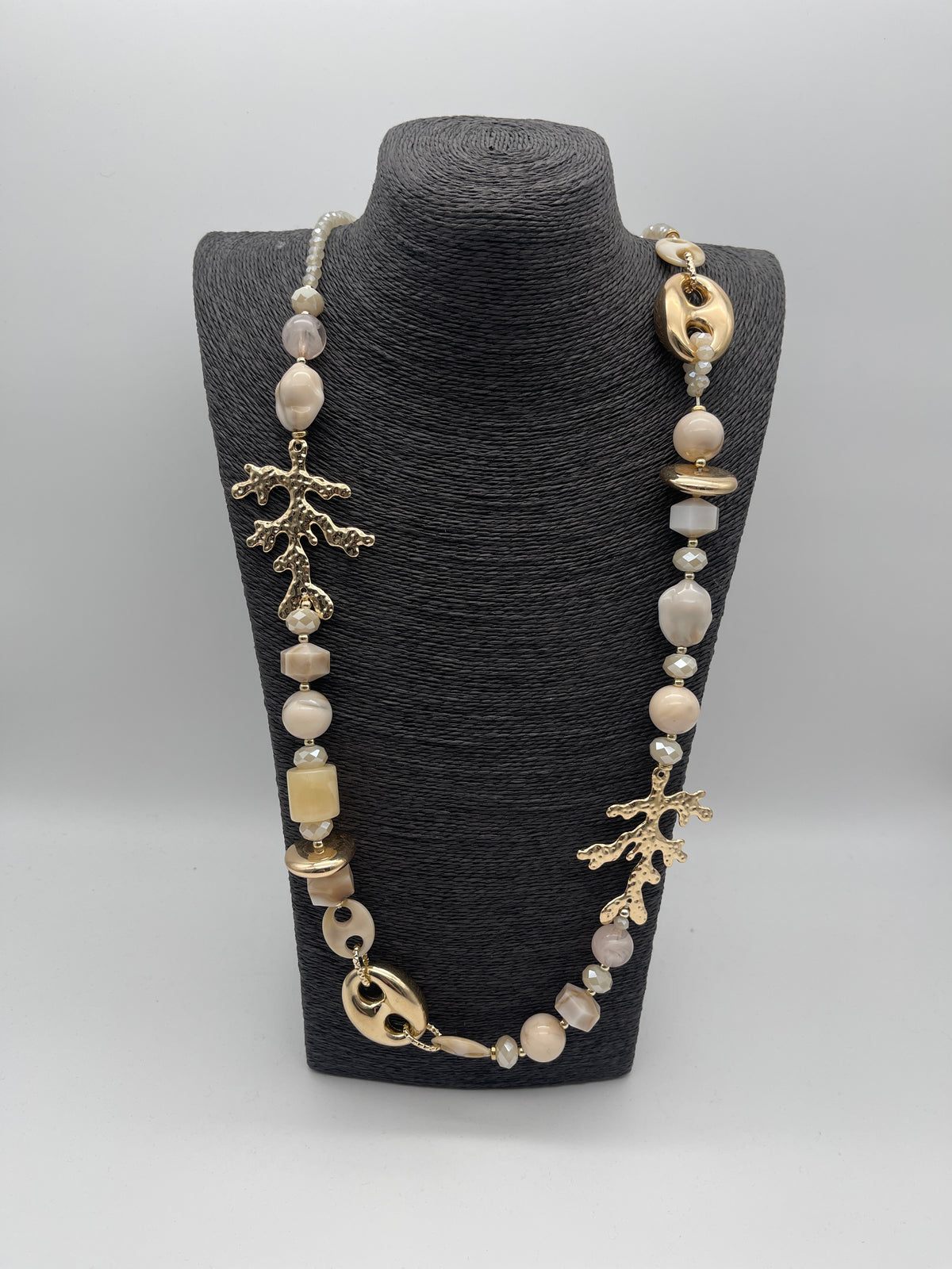 Kette mit Details in Beige