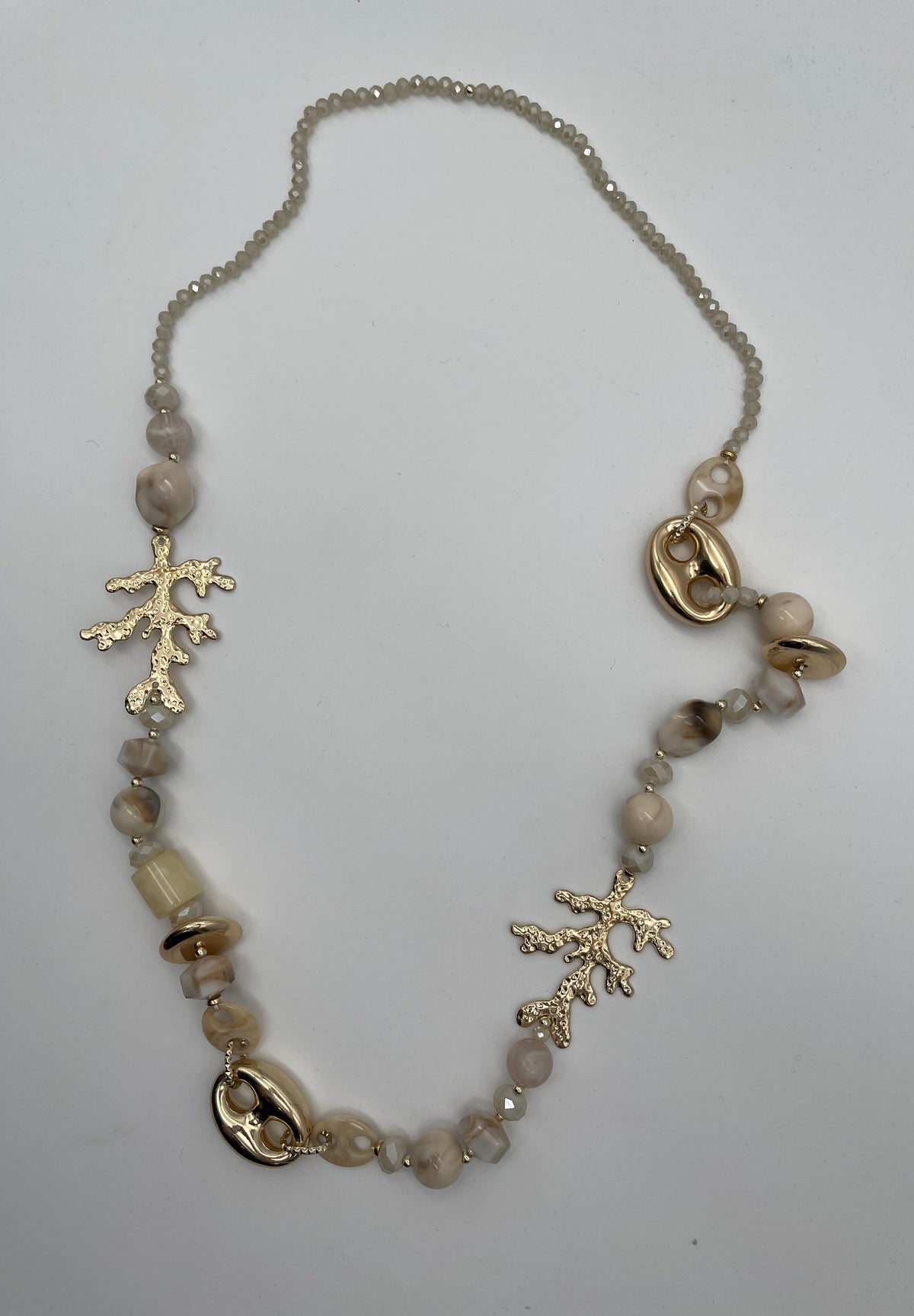Kette mit Details in Beige