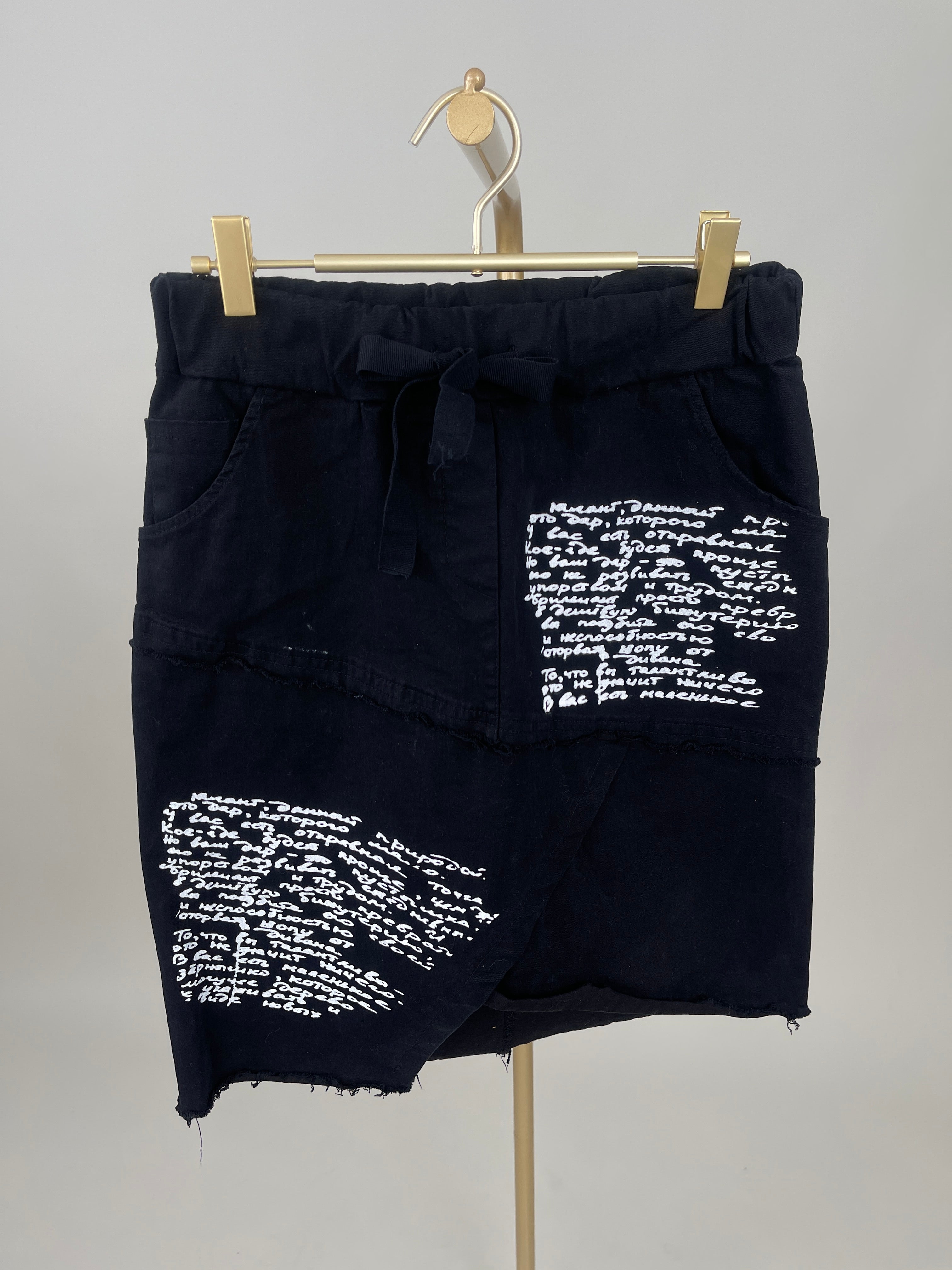 Rock mit Schriftzügen in versch. Farben