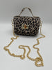 Kleine Ledertasche goldene Details in Leo