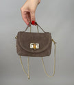 Kleine Ledertasche goldene Details in Taupe