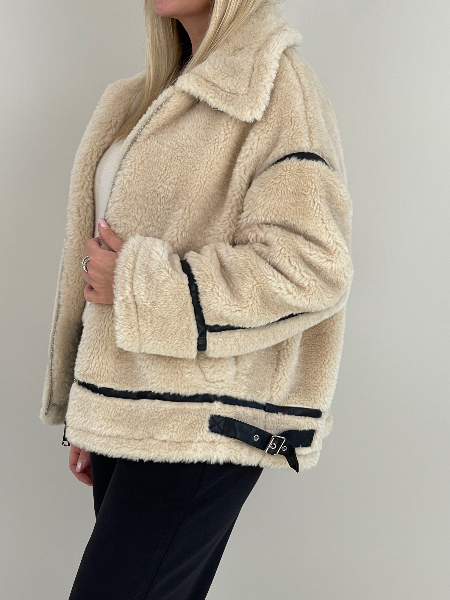 Jacke Kunstfell Lederoptik-Details in Beige Art. 6388