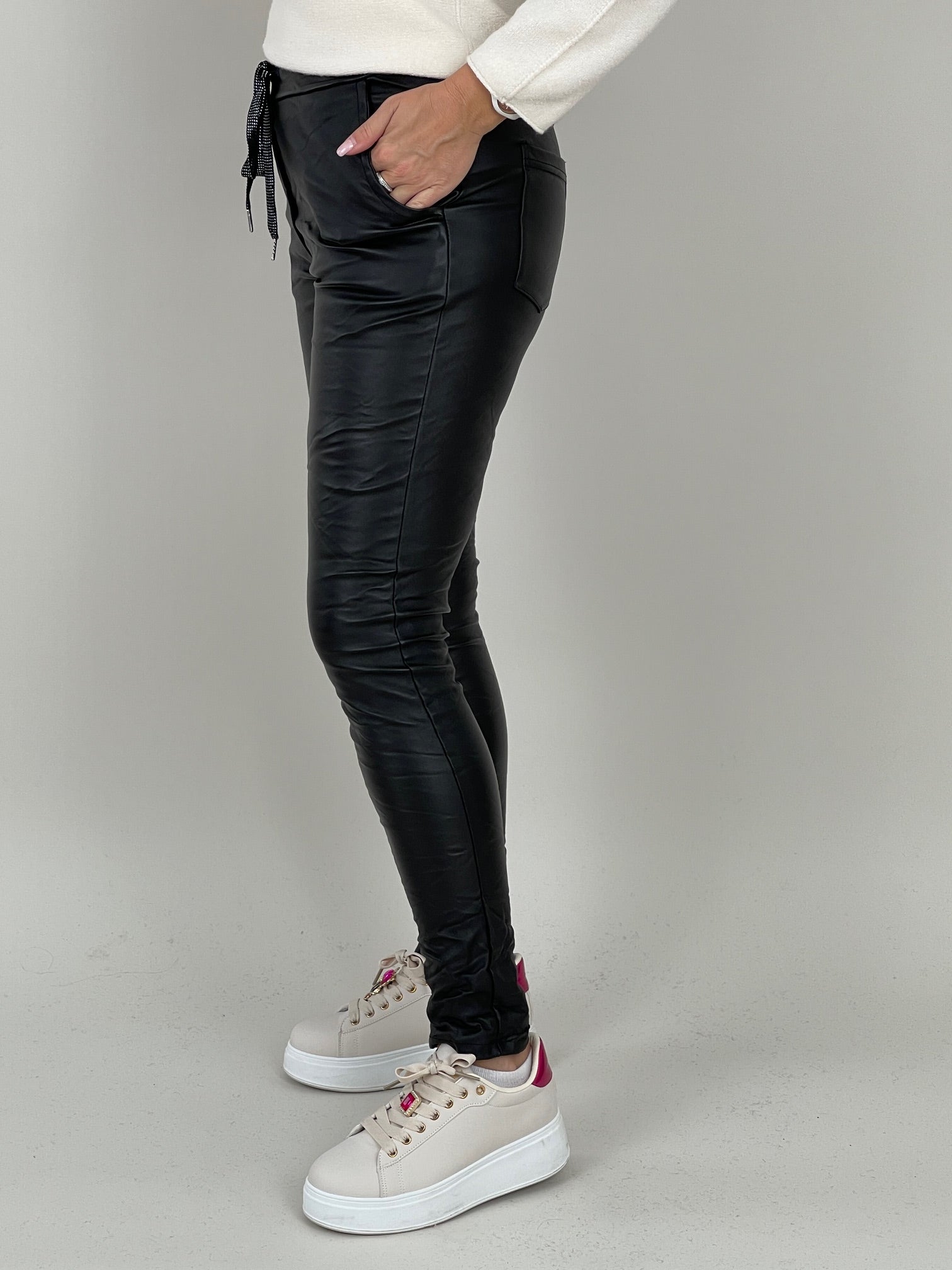 Jogpants Lederoptik in Schwarz Artikel 6350