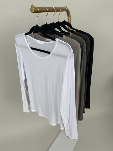 Langarmshirt mit Spitzen-Ausschnitt in versch. Farben