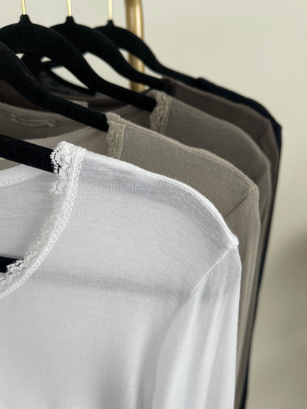 Langarmshirt mit Spitzen-Ausschnitt in versch. Farben