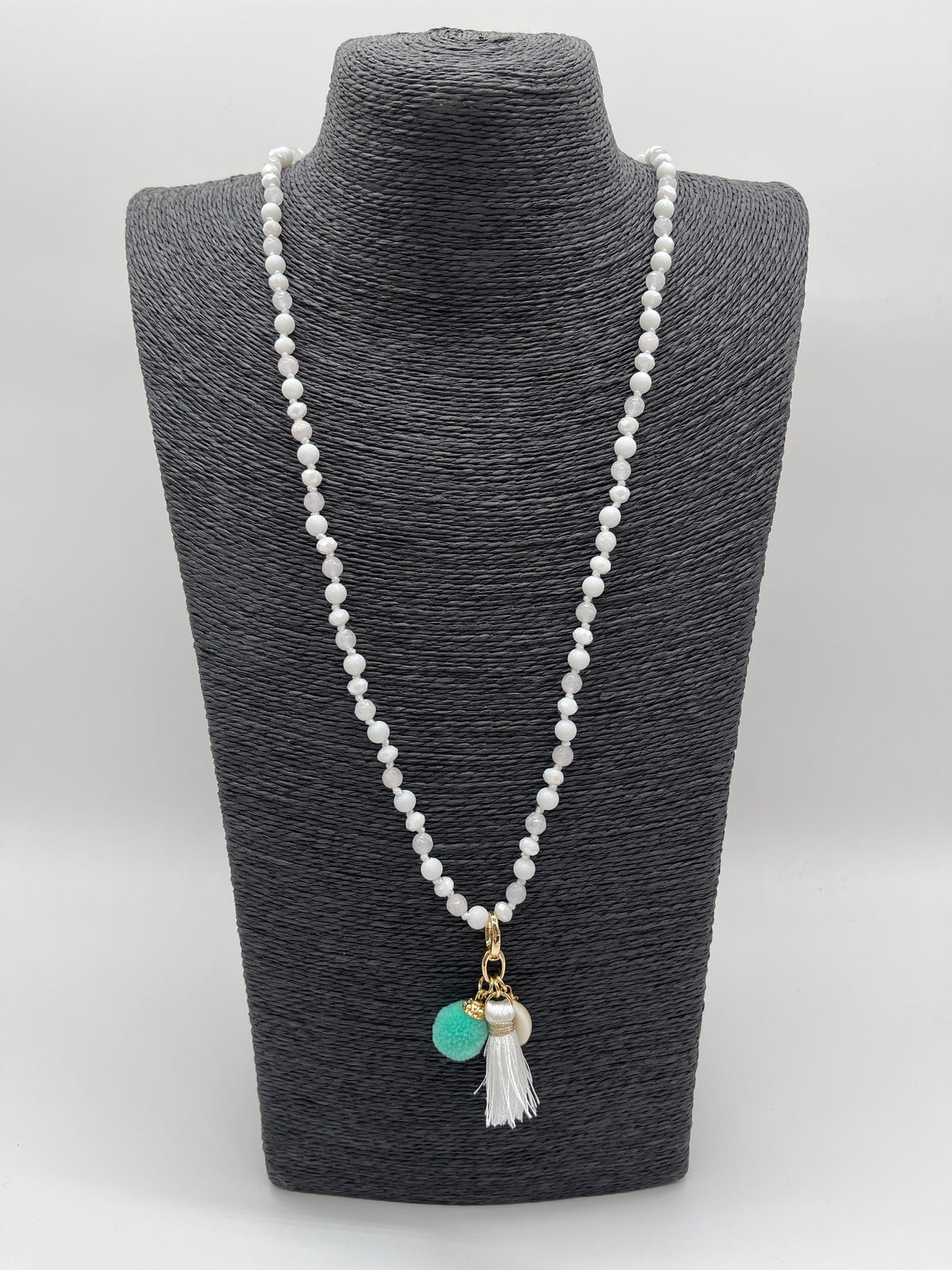 Kette mit Anhänger in versch. Farben