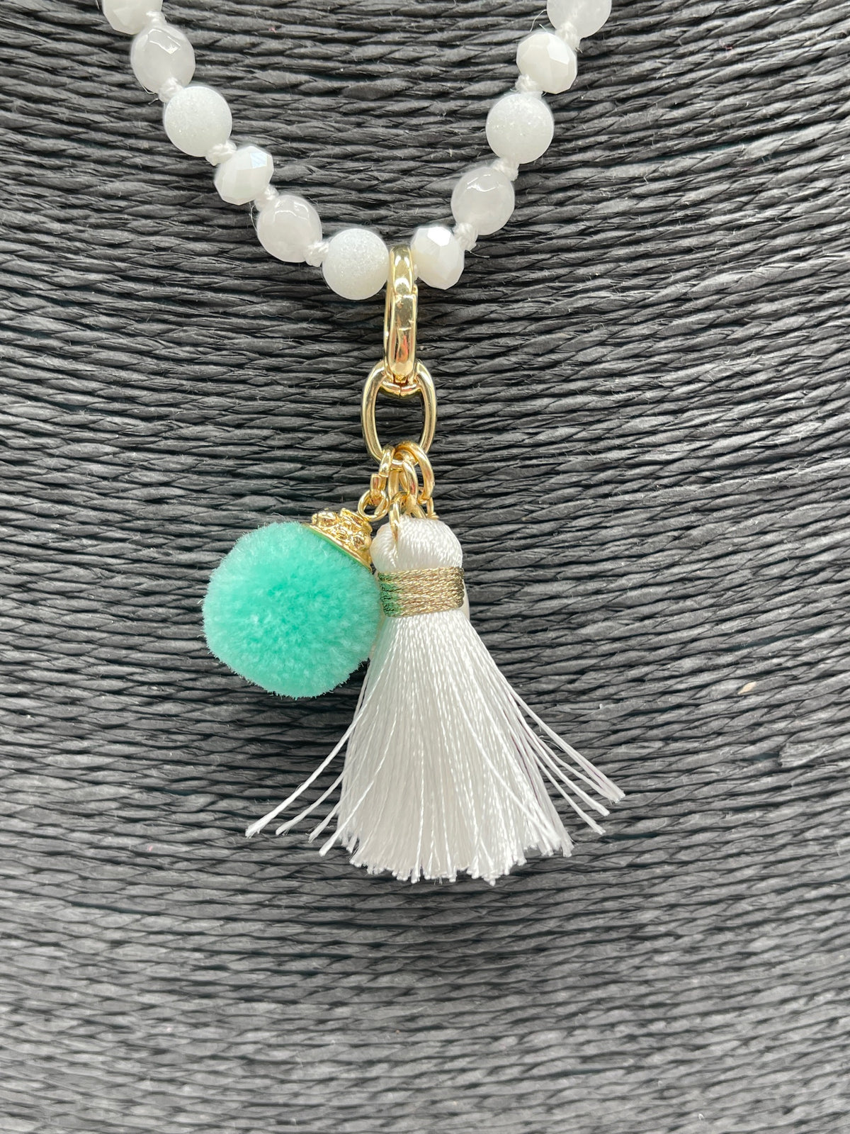 Kette mit Anhänger in versch. Farben