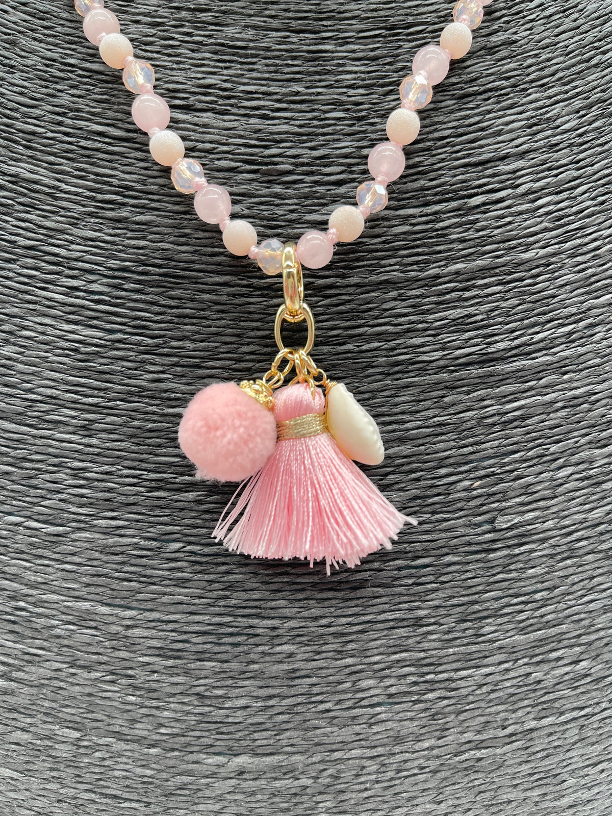 Kette mit Anhänger in versch. Farben