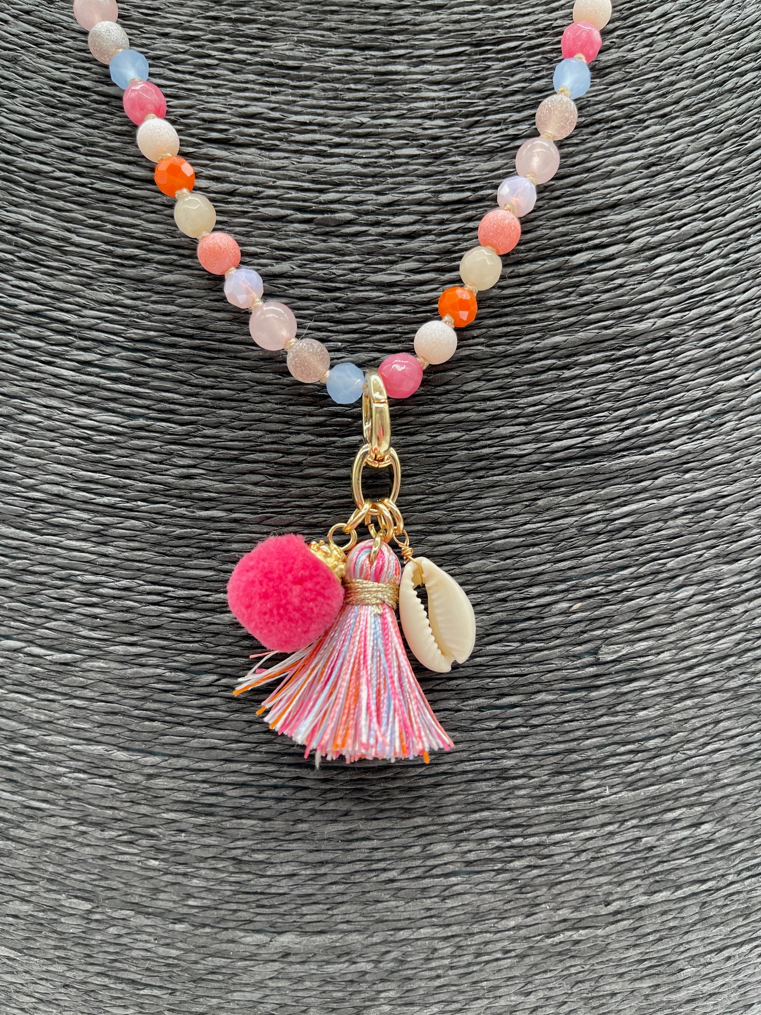 Kette mit Anhänger in versch. Farben