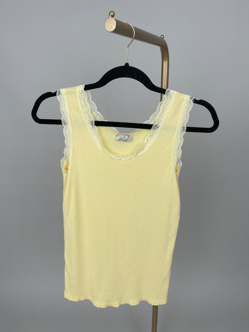 Top mit Spitze in versch. Farben
