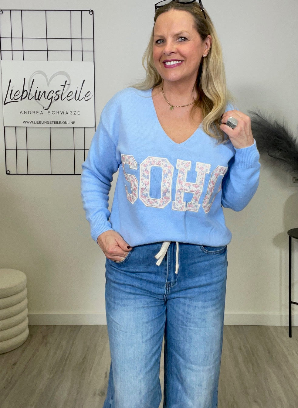 Pullover Schrift mit Blumenprint in versch. Farben Art. 6720