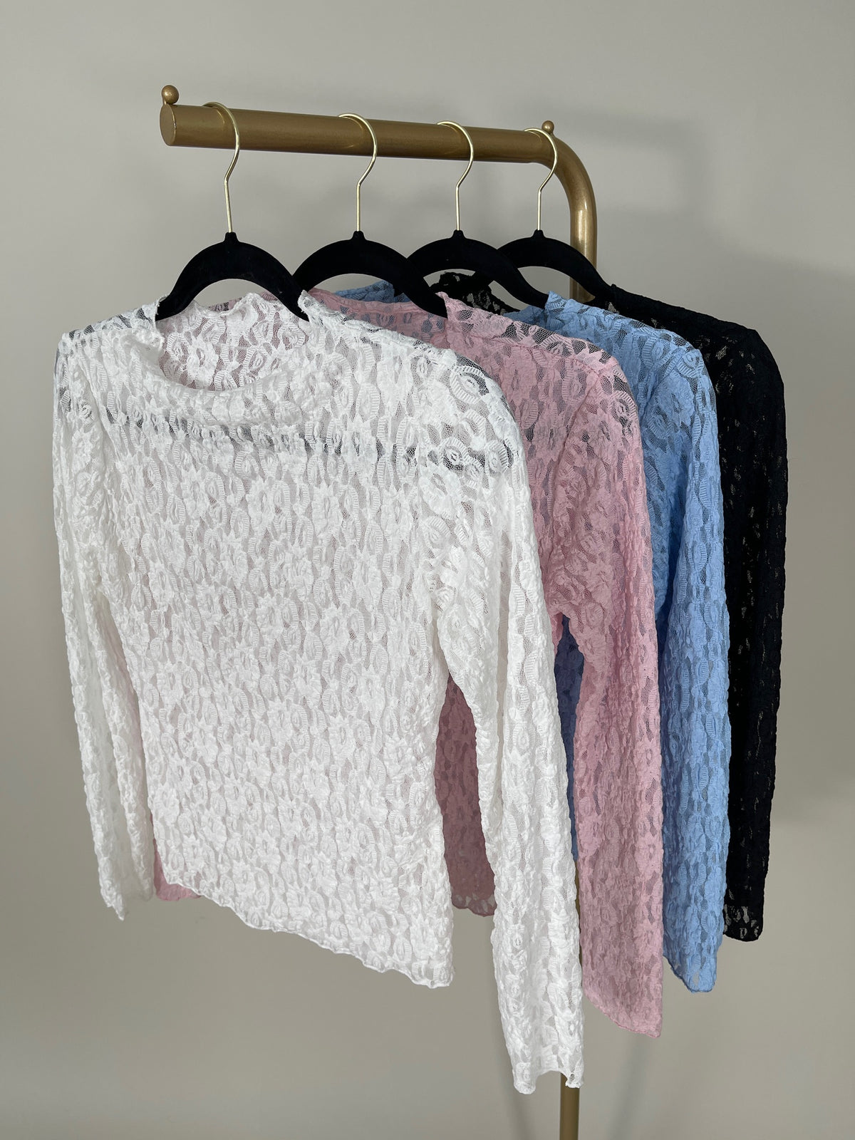 Langarmshirt aus Spitze in versch. Farben
