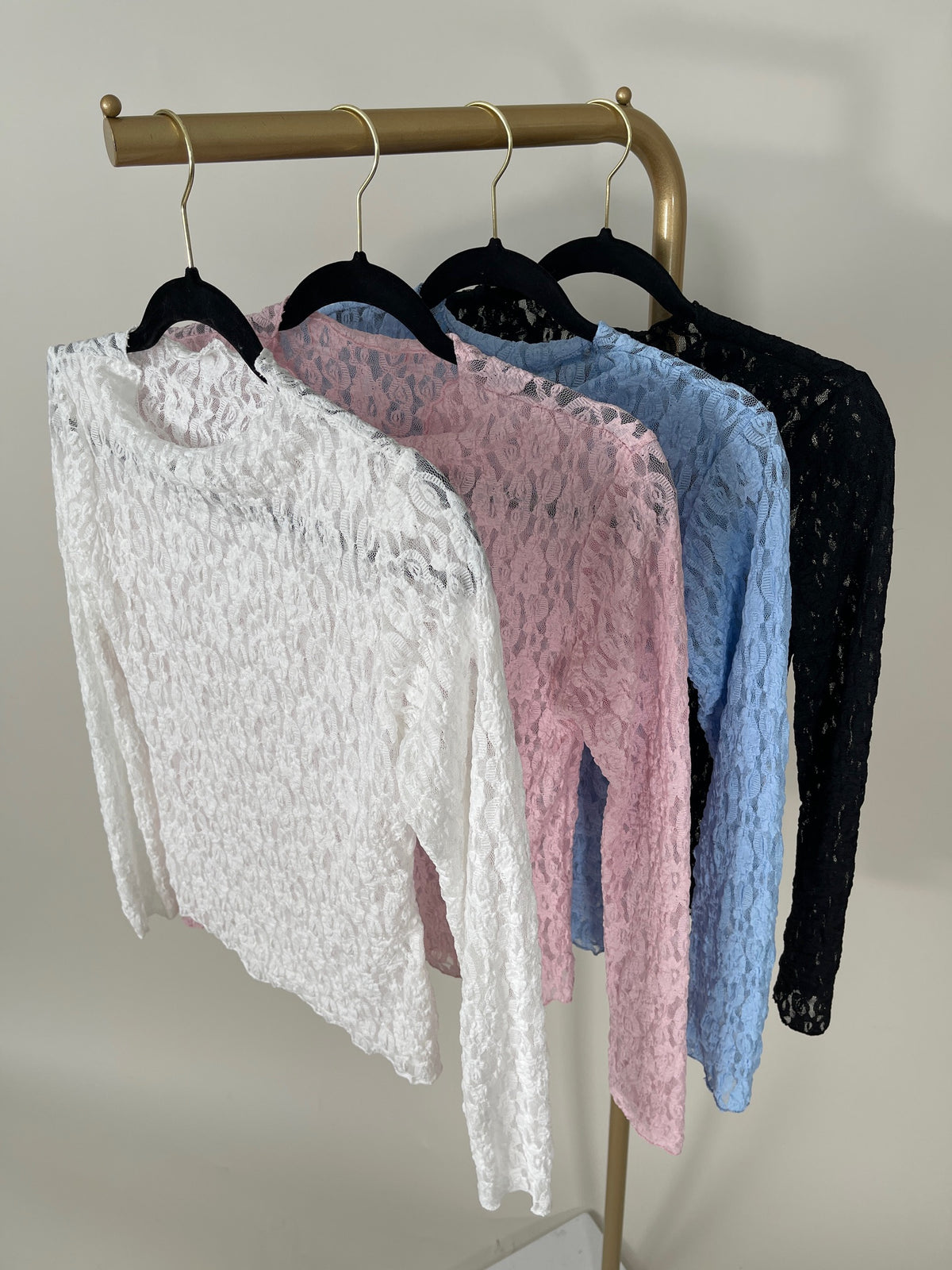 Langarmshirt aus Spitze in versch. Farben