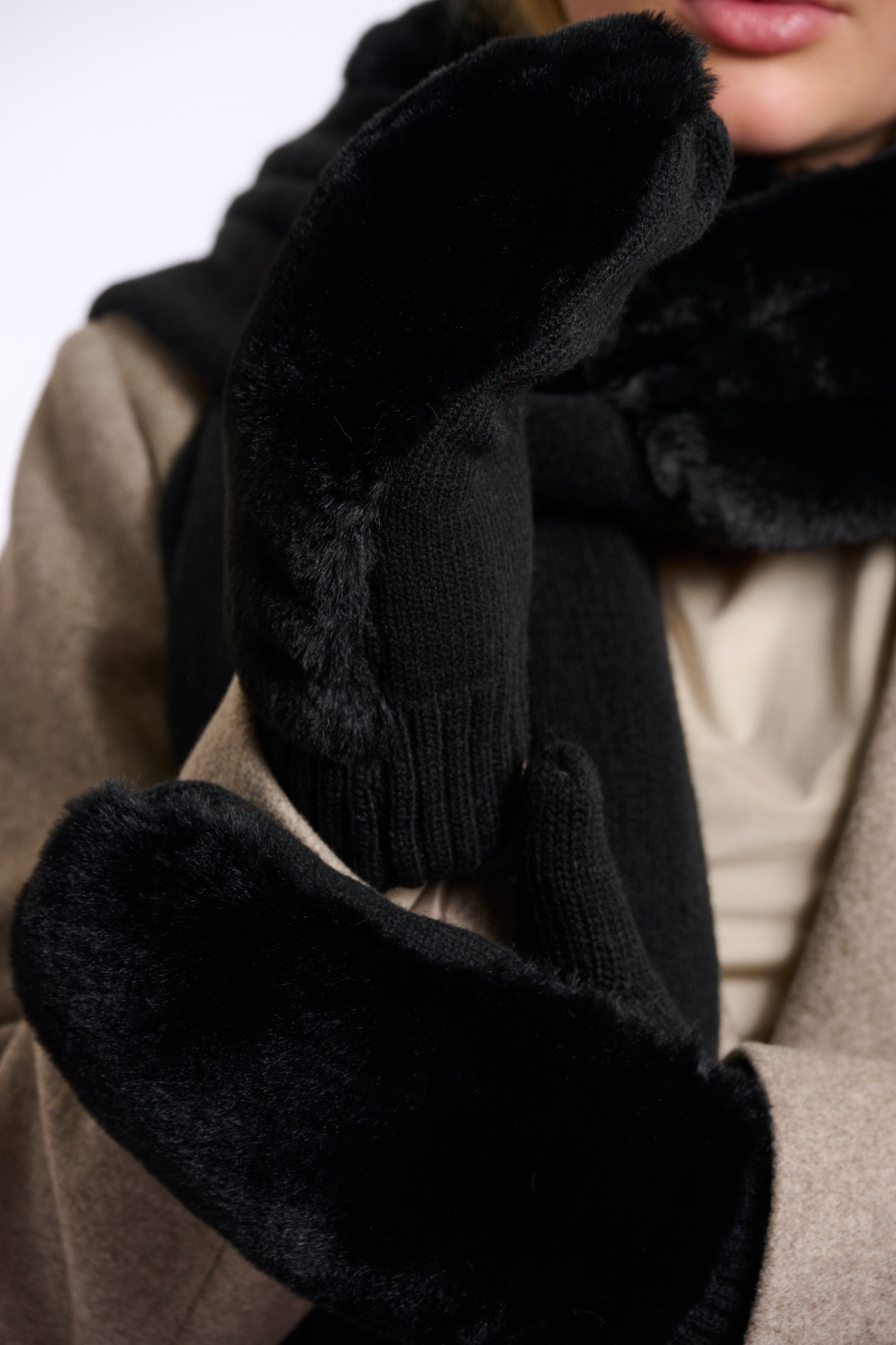 Kunstpelz Handschuhe von Rino&Pelle in Schwarz RP6628