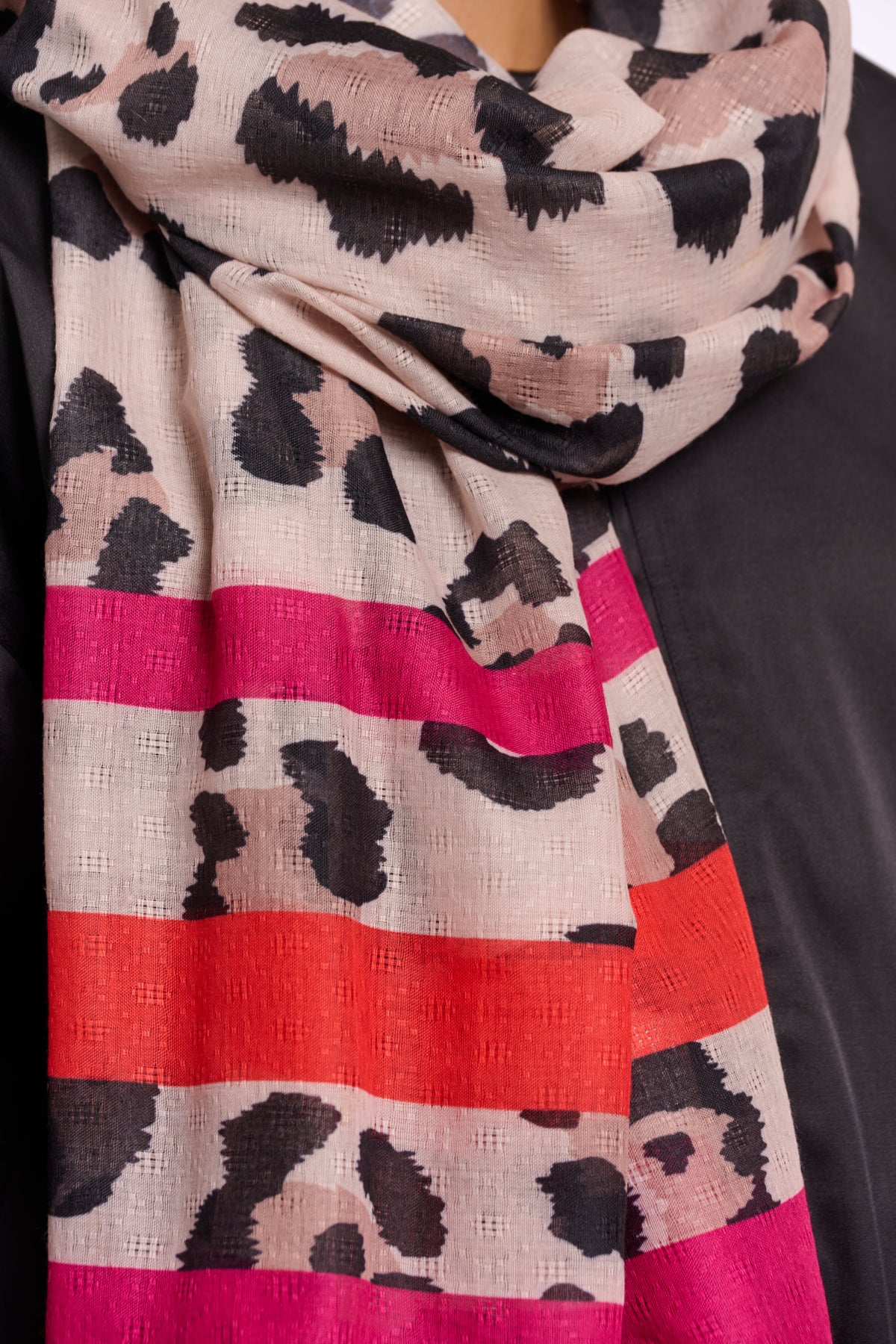 Tuch von Rino&Pelle mit Leo-Print in Pink/Orange