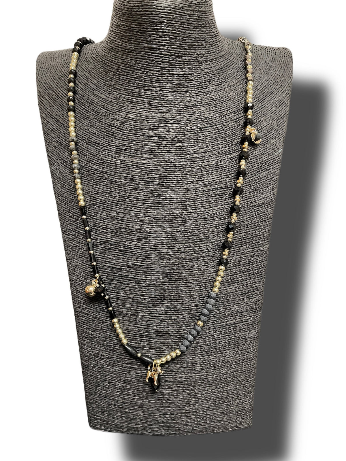 Kette mit tollen Details in Schwarz/Gold