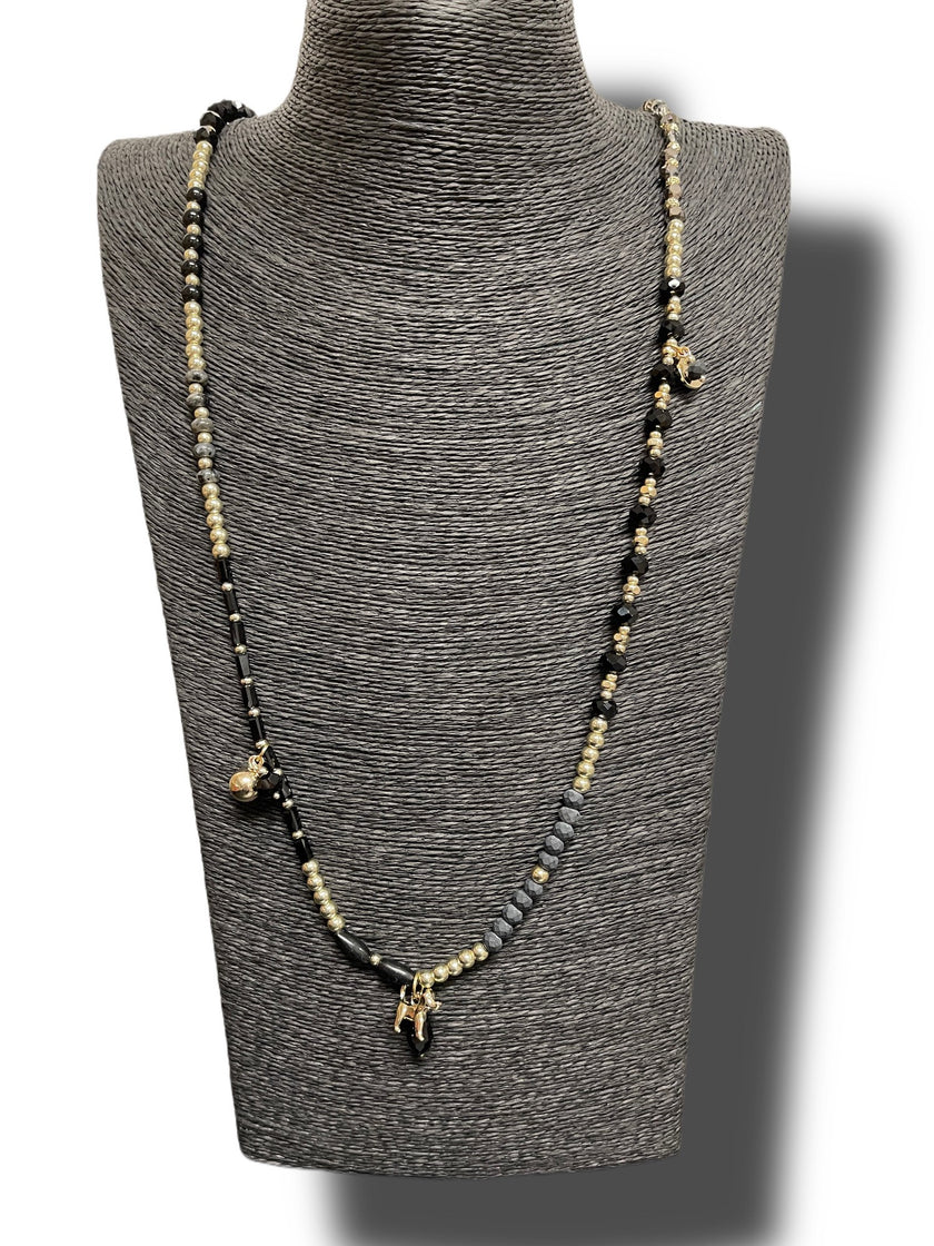 Kette mit tollen Details in Schwarz/Gold
