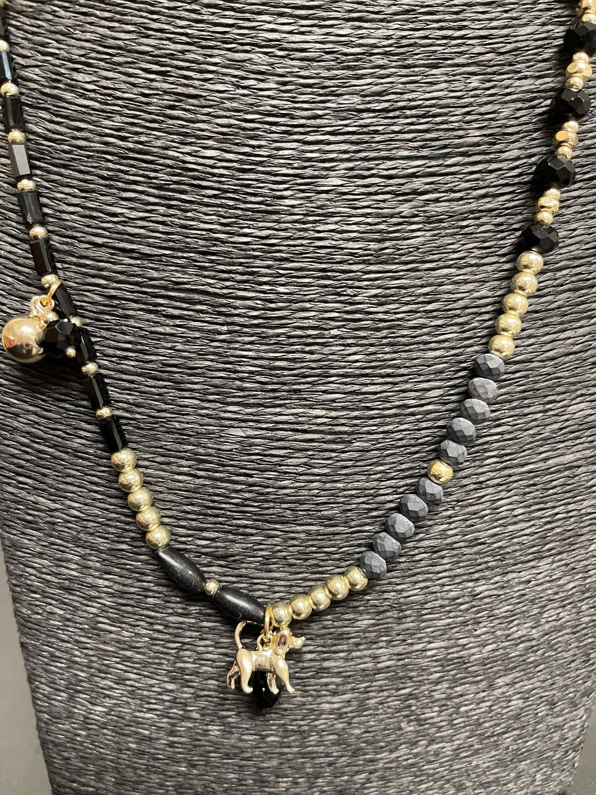 Kette mit tollen Details in Schwarz/Gold