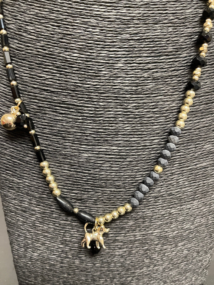 Kette mit tollen Details in Schwarz/Gold