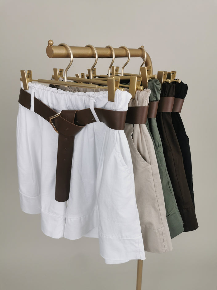 Shorts mit Gürtel in versch. Farben Artikel 5997